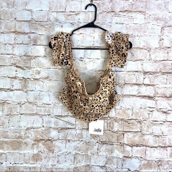 Selfie LeslieTigerlily Tiered Frill Off The Shoulder Top Leopard Size La… - Picture 3 of 5